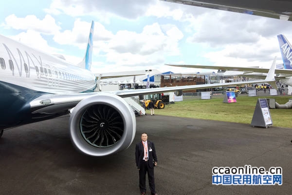 瑞丽航空董事长马占炜与波音787梦想飞机合影