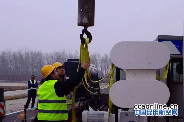 民航东北空管局完成场监雷达天线吊装工作