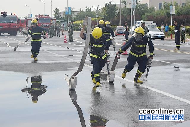 二十一,二十二,二十三…在竞赛场的一角,消防战斗员在单杠引体向上