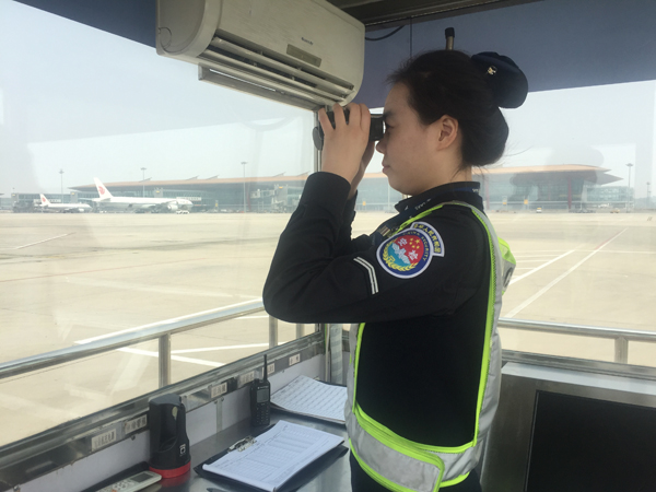 首都机场安保公司飞机监护员王彬捍卫安全的机坪才女