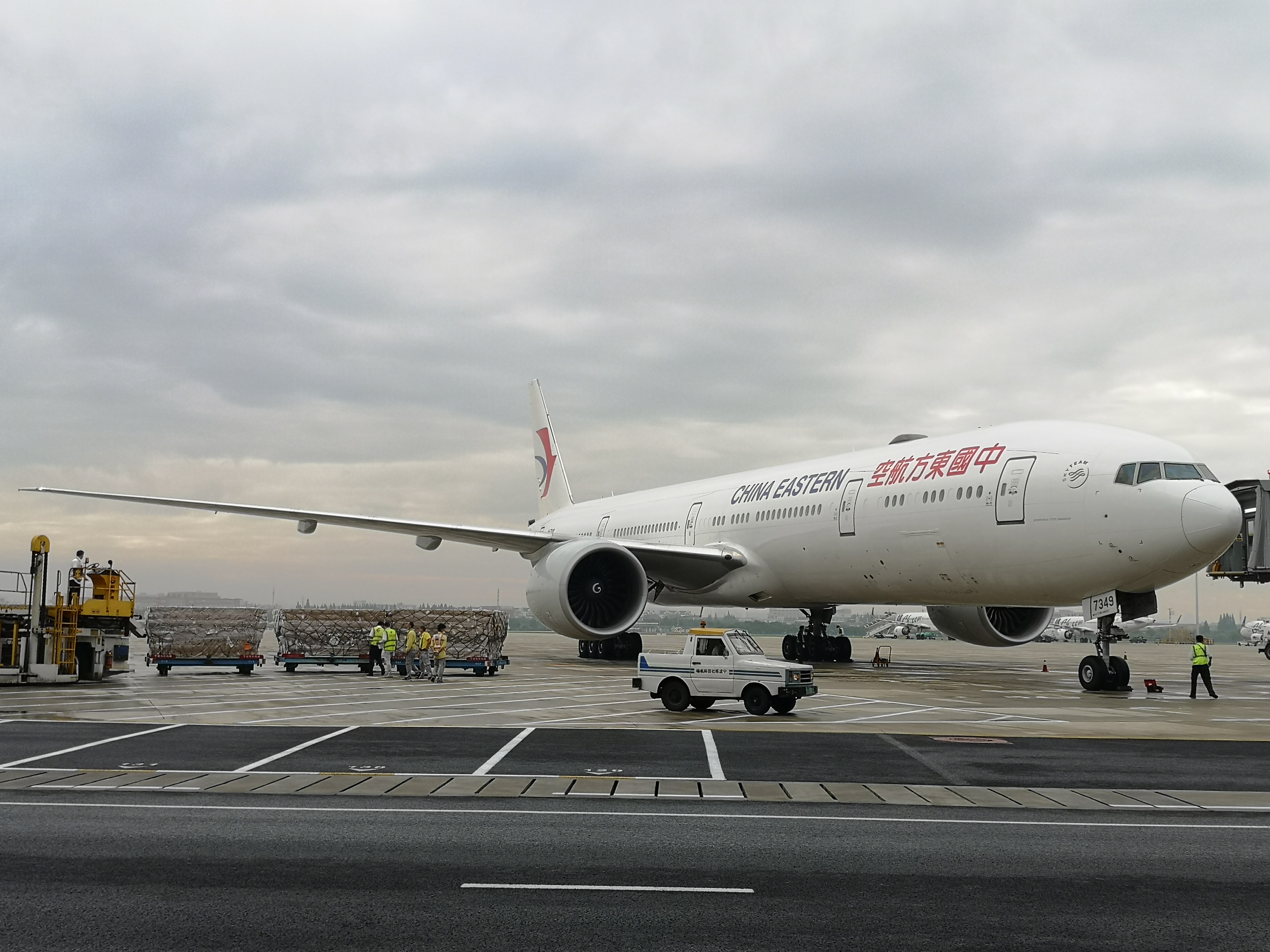 东航波音777-200图片